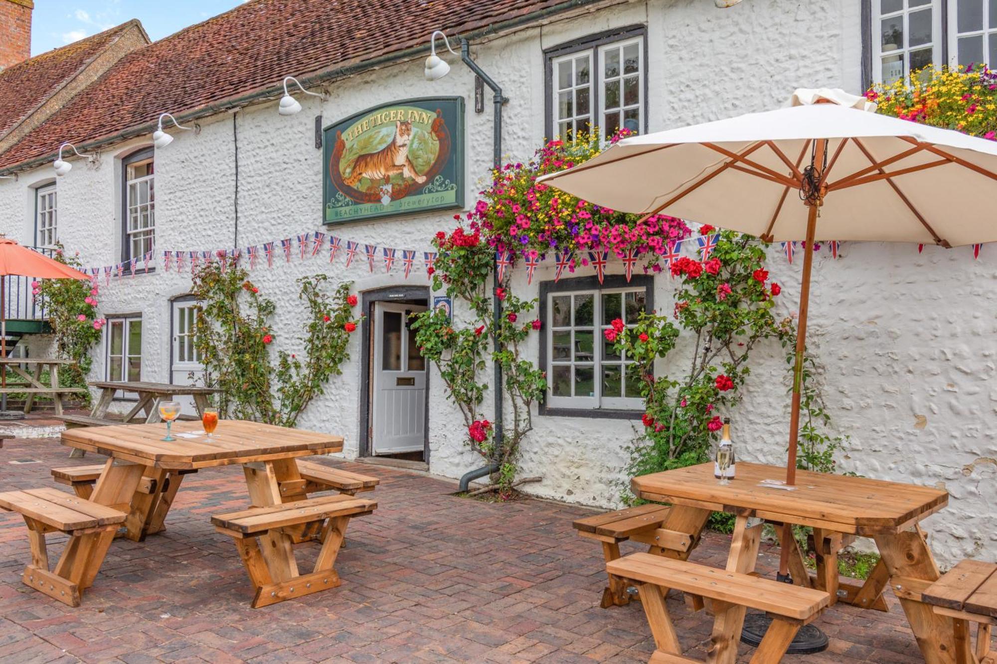 Tiger Inn - Elizabeth Eastdean Bagian luar foto
