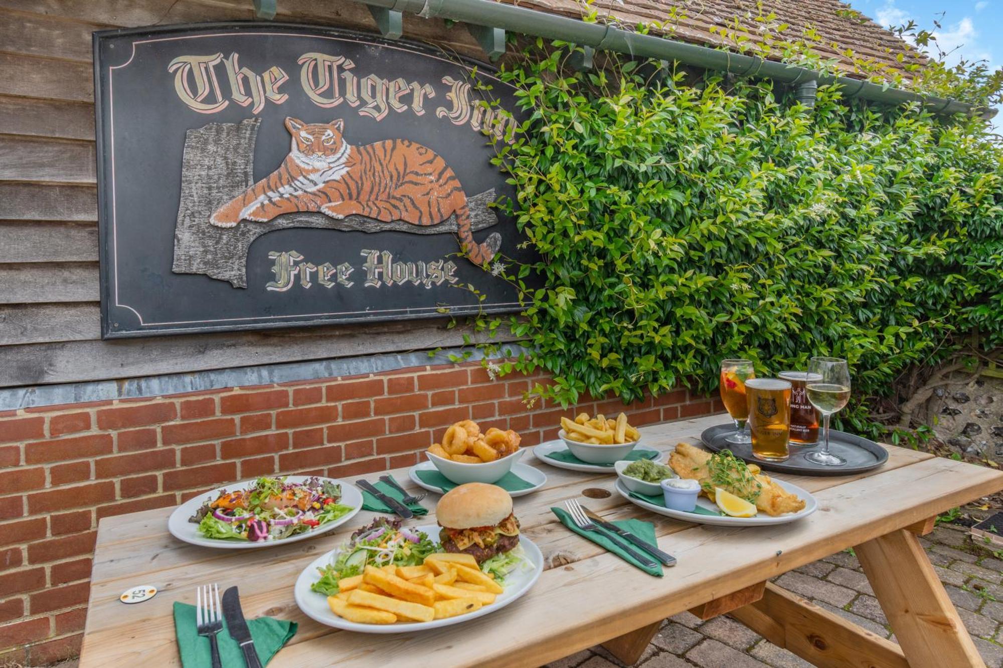 Tiger Inn - Elizabeth Eastdean Bagian luar foto