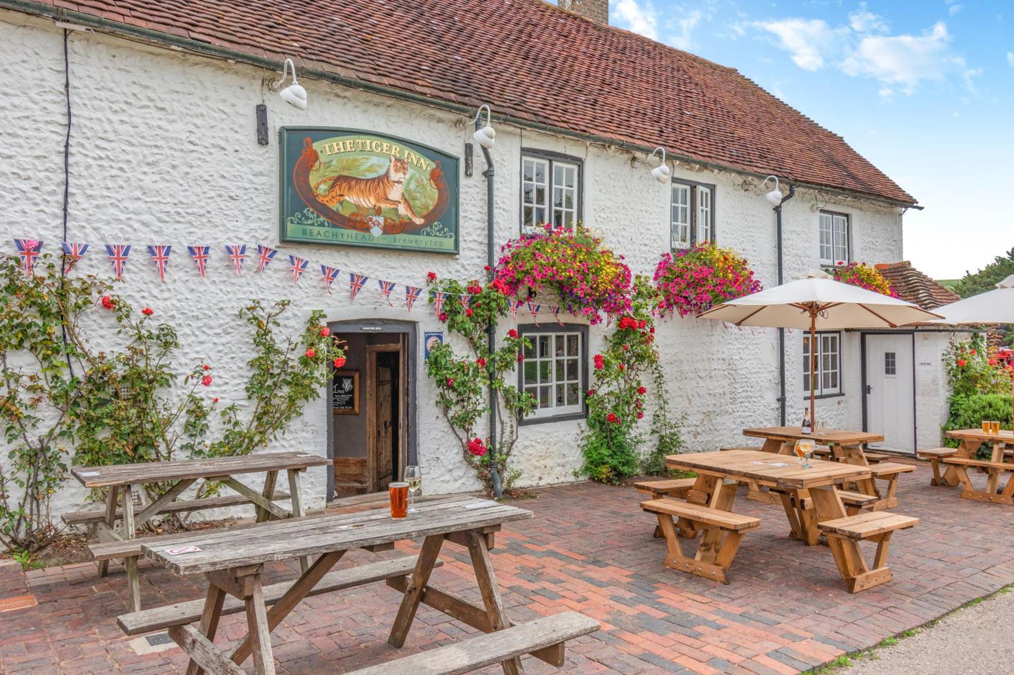 Tiger Inn - Elizabeth Eastdean Bagian luar foto